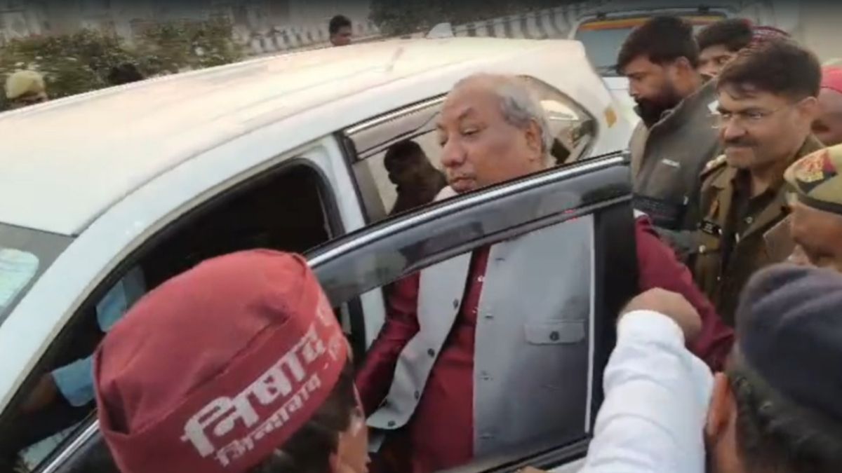 मेरठ जाते समय यूपी गेट पर रोके गए कैबिनेट मंत्री संजय निषाद, पुलिस और निषाद  पार्टी कार्यकर्ताओं में हुई तीखी नोकझोंक - sanjay nishad stopped at up gate  for ...