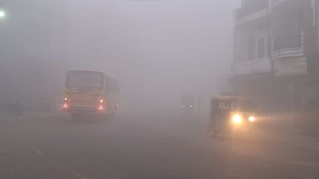 UP Weather Today: 15 जिलों में घना कोहरा और कड़ाके की ठंड का यलो अलर्ट, इस दिन होगी झमाझम बारिश!