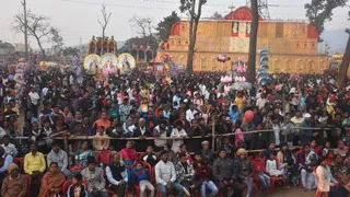 बुधवार को सोनारी दोमुहानी में आयोजित मकर मेला में उमड़ी लोगों की भीड़।
