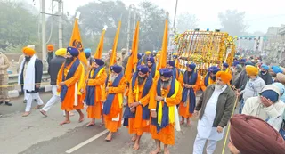 नगर कीर्तन के दौरान आगे-आगे चलते हुए पांच प्यारे।