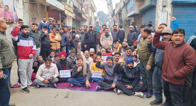 बठिंडा प्रताप नगर में 20 चोरों का तांडव, कई दुकानों के ताले टूटे; आक्रोशित व्यापारियों ने लगाया धरना

