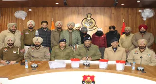 पटियाला रेंज के डीआईजी कुलदीप सिंह चाहल तस्करों की जानकारी देते हुए।
