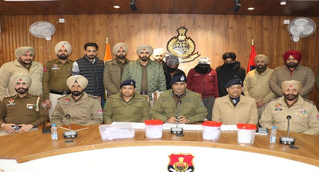 बरनाला में दो किलो हेरोइन, विदेशी पिस्टल सहित तीन तस्कर गिरफ्तार, पाकिस्तान स्थित एजेंट से जुड़े होने का आरोप
