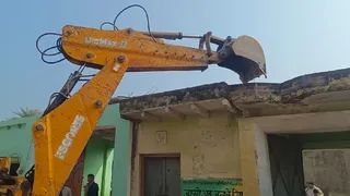 अवैध निर्माण को ढहाता बुलडोजर