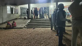 घटना के बाद नारायणपुर थाने में जुटे दोनों पक्षों के लोग। (फोटो-जागरण)