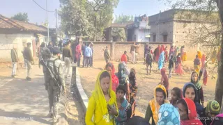 मधुपुर के लालगढ़ में सांप्रदायिक तनाव के दाैरान पुलिस और लोगों का जमावड़ा। (फोटो जागरण)