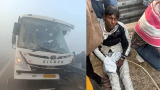 कोहरे के चलते बस ट्रक से जा टकराई।