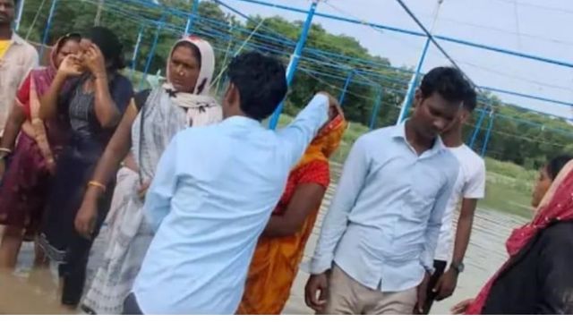 रोहतास के कोचस में झाड़फूंक की आड़ में धर्मांतरण का खेल, सैकड़ों हिंदू बने ईसाई
