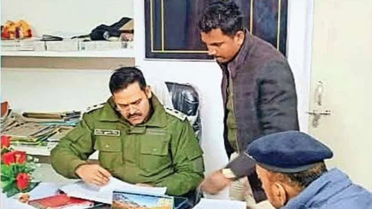 आते ही एक्शन में एसएसपी, लंबित केसों पर कसा शिकंजा; कुढ़नी के दारोगा सस्पेंड