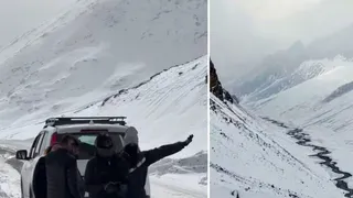 हिमाचल प्रदेश के शिंकुला में वीरवार शाम को बर्फ के फाहे गिरे।