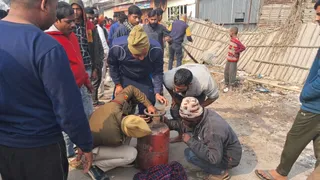 मुर्गे की दुकान में गैस सिलेंडर से लगी भीषण आग