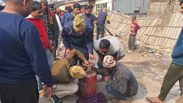 अररिया में मुर्गे की दुकान पर गैस सिलेंडर में लगी आग, अग्निशमन दल ने टाला बड़ा हादसा

