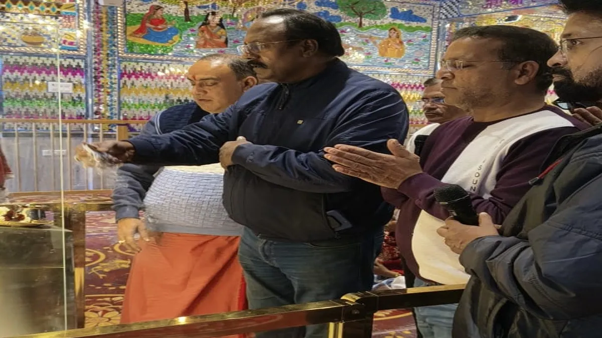 "GANDHI PARIVAR" संकट में : जब सिस्टम फेल हुआ तो 'संकटमोचन' की शरण में पहुंचे व्यवसायी, किया सामूहिक पाठ