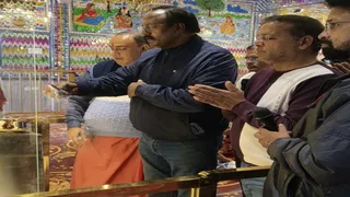 शहर से लापता युवा उद्यमी कैरव गांधी की सकुशल वापसी के लिए हनुमान पाठ करते शहर के कारोबारी।