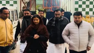 सहारनपुर जिला कारागार में बंदी से मिलने के बाद समर्थकों के साथ बाहर आतीं सांसद इकरा हसन। सौ. समर्थक