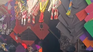 दुकानों पर बिकतीं पतंगें