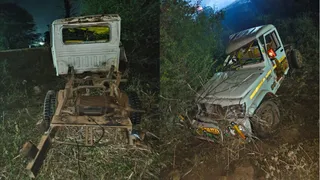 टक्कर के बाद पिकअप वाहन दो हिस्सों में बंट गया।