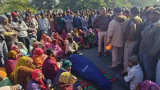 शव रखकर प्रदर्शन करते ग्रामीण।