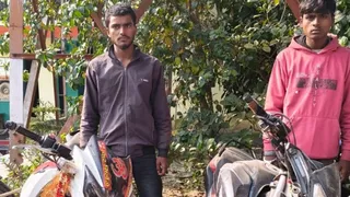 बिना नंबर की चोरी की बाइक के साथ दो कुख्यात गिरफ्तार