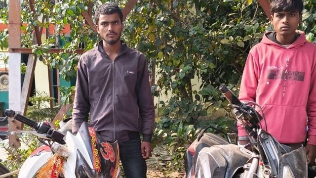साहिबगंज में बिना नंबर की चोरी की बाइक के साथ दो कुख्यात गिरफ्तार, गिरोह के पांच सदस्य भागे

