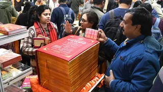 विश्व पुस्तक मेले में आकर्षण का केंद्र बनी हाल नंबर दो स्थित स्टाल में वेदों की सबसे बड़ी व छोटी पुस्तकें। हरीश कुमार