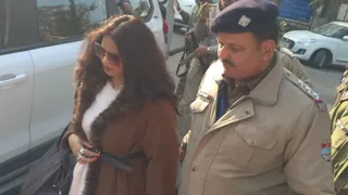 Ankita Bhandari Case अपना मोबाइल जमा करने के लिए रोशनाबाद कोर्ट पहुंचीं अभिनेत्री उर्मिला सनावर।