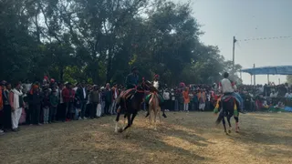 भाष्कर धाम में बिहार व उतरप्रदेश के घोड़ों की रफ्तार देखने उमड़ी भीड़