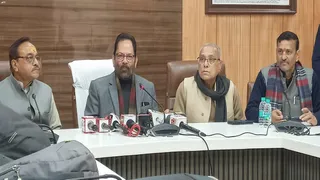 प्रयागराज के सर्किट हाउस में पत्रकार वार्ता करते पूर्व कैबिनेट मंत्री मुख्तार अब्बास नकवी व अन्य। जागरण