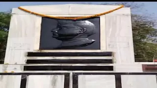 गोमो स्टेशन पर लगी नेताजी सुभाष चंद्र बोस की प्रतिमा।