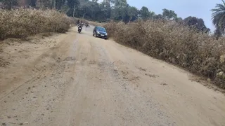 ओवरलोड ट्रकों के दबाव से टूटी नारायणपुर बाईपास सड़क