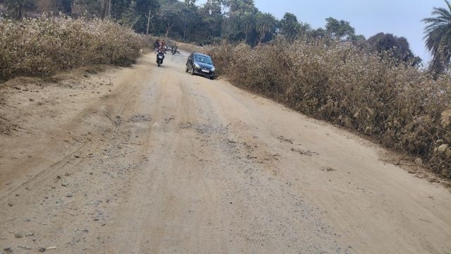 ओवरलोड ट्रकों के दबाव से टूटी नारायणपुर बाईपास सड़क, बाढ़ और कम ऊंचाई ने बढ़ाई मुसीबत
