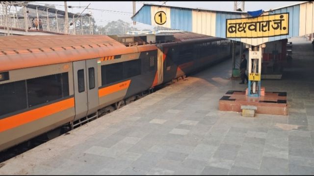 बछवाड़ा जंक्शन पर विस्तार के बावजूद यात्री सुविधाओं की बदहाली, पानी-शौचालय-टिकट काउंटर का संकट
