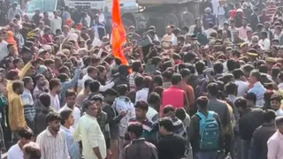 हिंदू युवती से दुष्कर्म के बाद उसका वीडियो प्रचलित करने की घटना के बाद थाना सुमेरपुर के सामने कानपुर सागर हाईवे पर जाम लगाकर प्रदर्शन करते लोग