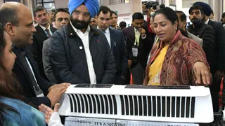 विंड पैनल को देखतीं मुख्यमंत्री रेखा गुप्ता। जागरण
