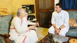 कांग्रेस प्रदेशाध्यक्ष जीतू पटवारी ने सुमित्रा महाजन के आवास पर पहुंचकर उनसे मुलाकात की।