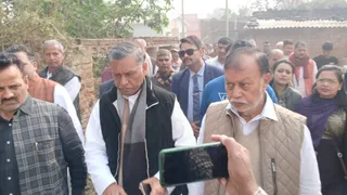 छात्रा के परिजनों से मिलने पहुंचे सांसद अखिलेश सिंह। फोटो जागरण