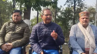 बिलासपुर में पत्रकारों से बातचीत करते हिमाचल भाजपा के मुख्य प्रवक्ता रणधीर शर्मा व अन्य। जागरण