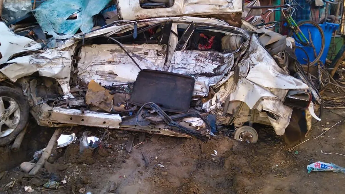 NH-106 पर कार और हाईवा की भीषण टक्कर, 4 लोगों की दर्दनाक मौत