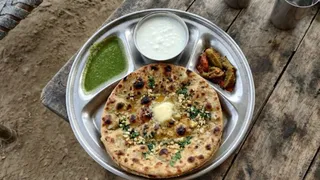 ढाबा स्टाइल गार्लिक पराठा बनाने के लिए फॉलो करें ये रेसिपी (Image Source: AI-Generated)