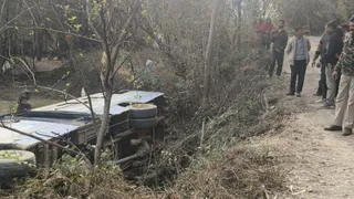 सरकाघाट के तहत हवाणी में दुर्घटनाग्रस्त एचआरटीसी बस।