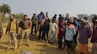 शव की बरामदगी के दौरान जुटे लोग। फोटो जागरण