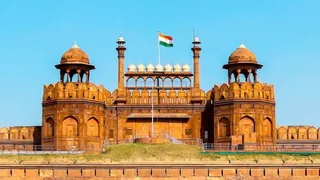 लाल किला परिसर में सुरक्षा और निगरानी के लिए पहली बार CCTV कैमरे लगाए जा रहे हैं।