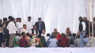 इंदौर में दूषित जल कांड के पीड़ितों से मुलाकात करते राहुल गांधी।