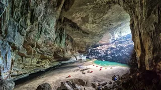 Son Doong Cave: वियतनाम की वो गुफा जिसमें समा सकती हैं 40 मंजिला इमारतें (Image Source: X)
