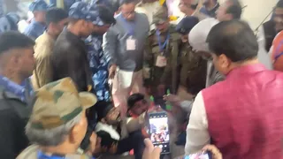 तिमांविवि सीनेट बैठक के दौरान हंगामा करते छात्र नेता।