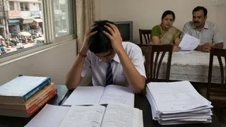 स्कूल स्ट्रेस की वो 6 कड़वी सच्चाई जो हर माता-पिता को जाननी चाहिए (Image Source: AI-Generated)