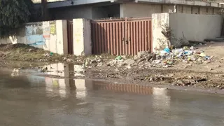बद्दी में सड़क पर जमा हुआ पानी। जागरण