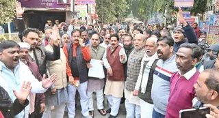 मणिकर्णिका घाट पर अहिल्याबाई होलकर के धरोहर को क्षतिग्रस्त होने के कारण ध्वस्तीकरण की कार्रवाई रोकने की मांग को लेकर मुख्यालय पर एकत्रित होकर जिलाधिकारी को ज्ञापन देने जाते कांग्रेस कार्यकर्ता। जागरण