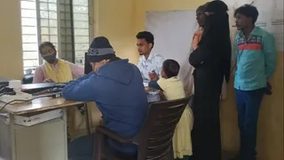 मोबाइल लिंकिंग के नाम पर अवैध वसूली