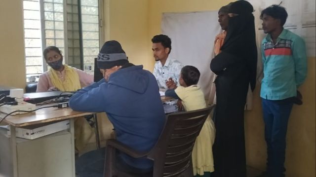 आधार केंद्र पर मोबाइल लिंकिंग के नाम पर अवैध वसूली, 150 रुपये के बोर्ड पर 300 रुपये लिए